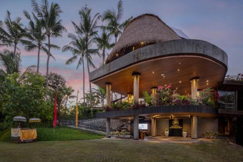 un edificio con un techo redondo con flores. en Gdas Bali Health and Wellness Resort en Ubud