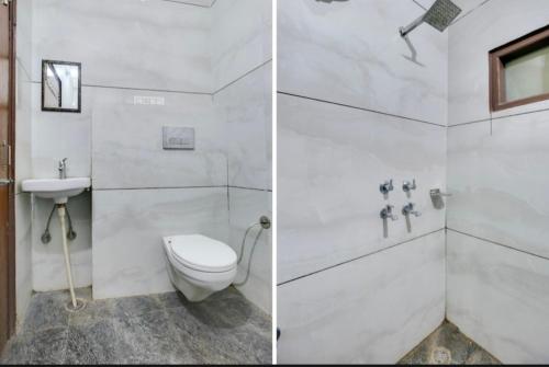 Duas fotografias de uma casa de banho com WC e lavatório. em Hotel deep bell hotel em Chandīgarh