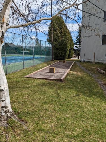 Tenis dan/atau kemudahan skuasy di Bienvenue chez Alice et daniel atau berdekatan