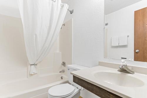 Little Falls的住宿－StayInn Little Falls，白色的浴室设有卫生间和水槽。