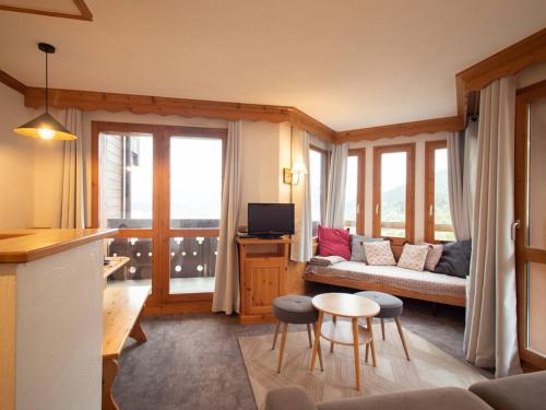 un salon avec un canapé et une table dans l'établissement Appartement cosy avec 2 balcons, casier à skis et services inclus, Valmorel - FR-1-291-1007, à Valmorel