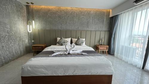 Un dormitorio con una cama con una toalla. en Vang Vieng Bungalows en Vang Vieng