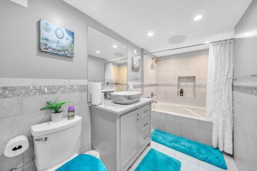 Ένα μπάνιο στο 3 Bedroom Duplex w Large Backyard