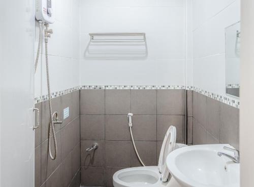 La salle de bains est pourvue d'une douche, de toilettes et d'un lavabo. dans l'établissement Buengngarm Resort, 