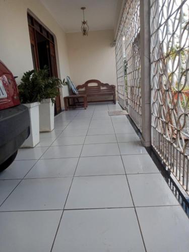 um corredor de azulejos com um banco numa casa em EXCELENTE casal mobiliada em Campina Grande