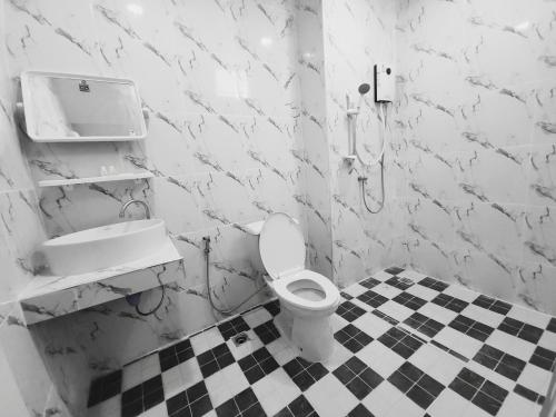 a bathroom with a toilet and a sink at DM ขอนแก่น โรงพยาบาลศรีนครินทร์ มข in Ban Nong Waeng