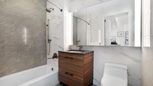 Et badeværelse på Beautiful 2 Bedroom Suite in Manhattan