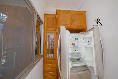 una nevera con la puerta abierta en una cocina en Résidence Vinelly, en Douala