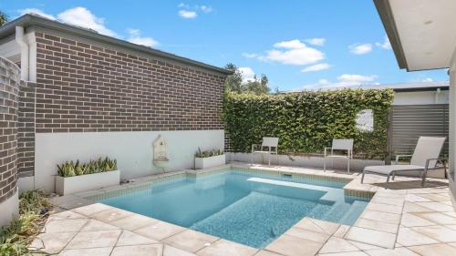 ein Swimmingpool im Hinterhof eines Hauses in der Unterkunft Time Space in Pokolbin