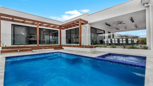 an image of a swimming pool in a house at Villa Tallawanta in Pokolbin