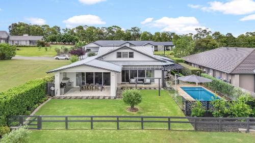 uma vista aérea de uma casa com piscina em Belleview Hunter em Pokolbin