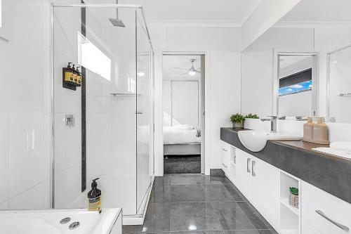 伊丘卡的住宿－Ella on Hare，白色的浴室设有2个盥洗盆和淋浴。