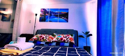 een slaapkamer met een bed met 2 kussens erop bij Azure Residences Sumerton Staycation in Manilla