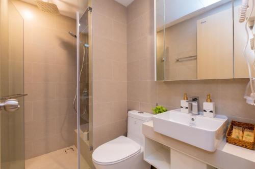 La salle de bains est pourvue de toilettes, d'un lavabo et d'une douche. dans l'établissement Condotel The Song Vũng Tàu - Căn Hộ Du Lịch Gần biển, à Vung Tau