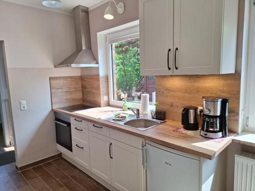 Kuchyň nebo kuchyňský kout v ubytování Ferienwohnung in Osterdeichstrich