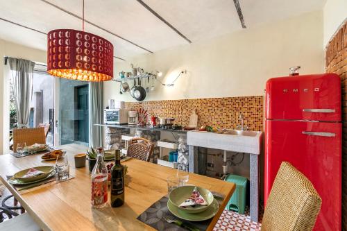 cocina y comedor con nevera roja en La Maison Du Lac - Happy Rentals, en  Monvalle 
