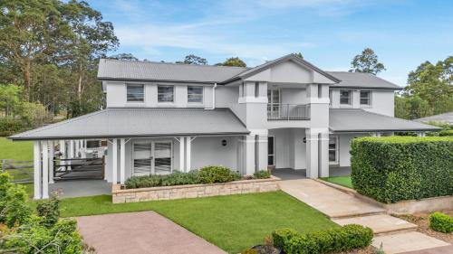 een afbeelding van een wit huis bij Vintage Lodge in Pokolbin