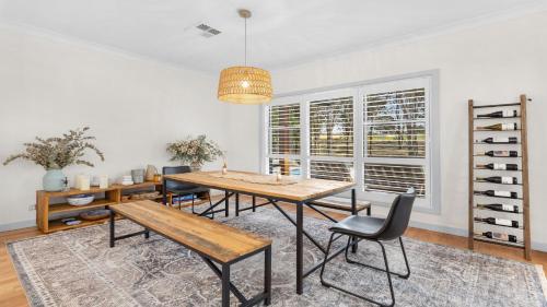 a dining room with a table and chairs at Hunter Dreaming in Pokolbin
