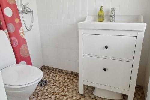 łazienka z białą umywalką i toaletą w obiekcie Summer Cottage Idyll At Natures Pearl, w mieście Stubbekøbing