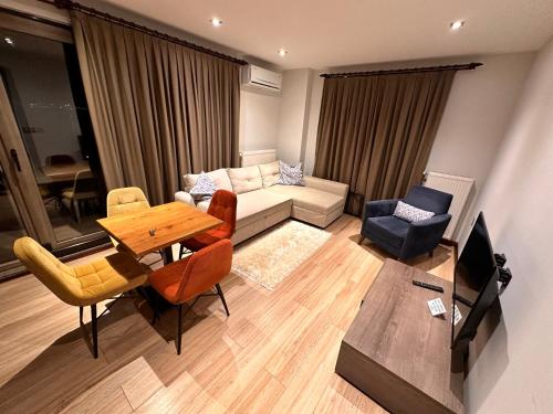 un soggiorno con un divano, un tavolo e delle sedie di YELKEN PANSİYON Sinop a Sinope