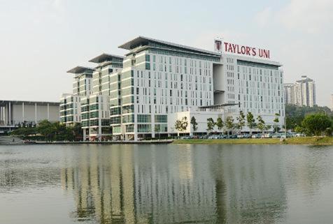 un grande edificio accanto a un grande bacino d'acqua di ARK HOTEL SUBANG a Shah Alam