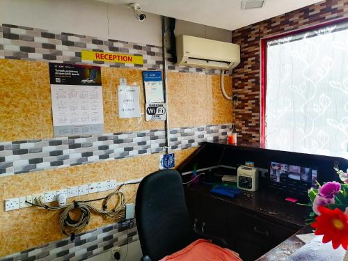 un ufficio con scrivania e computer in una stanza di ARK HOTEL SUBANG a Shah Alam