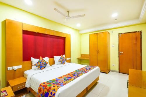 Postel nebo postele na pokoji v ubytování Fabhotel Prime Mahalaya Residency - Nr Pallavaram Railway Station