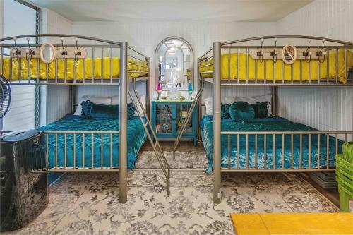 Katil dua tingkat atau katil-katil dua tingkat dalam bilik di Luxury Beachfront with Breathtaking views & AC