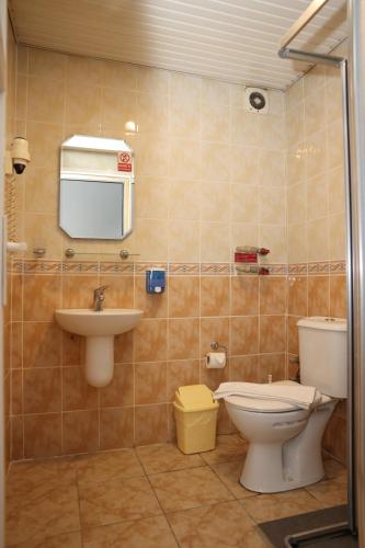 uma casa de banho com um WC e um lavatório em The Time Hotel Adana em Seyhan