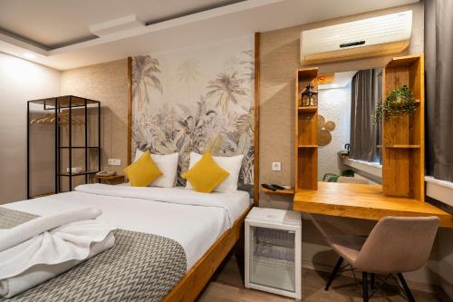 イスタンブールにあるサイェバン ゴールド ホテルのベッド2台とデスクが備わるホテルルームです。