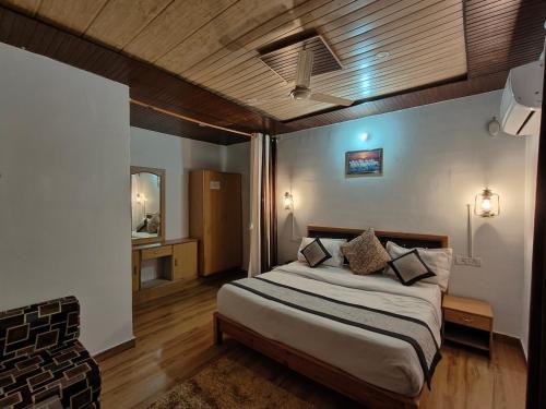 Un pat sau paturi într-o cameră la Dreamcatcher by lake & woods