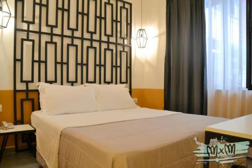 Una cama o camas en una habitación de Hotel Antigone