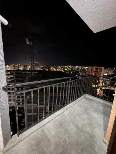 ルスタヴィにあるMy Sweet Home in Rustavi City 10の- 市街の景色を望むバルコニー(夜間)
