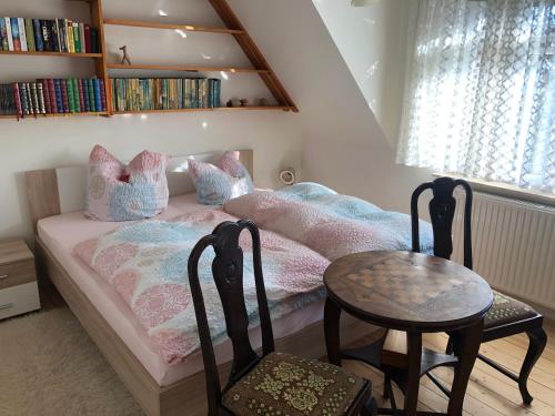 una camera da letto con un letto con due sedie e un tavolo di Talblick 