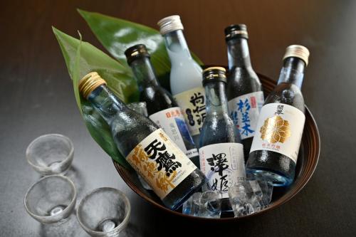 een mand met bierflessen en glazen op een tafel bij Yumoto Itaya in Nikko