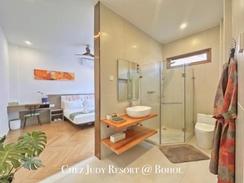 A bathroom at Chez Judy Resort