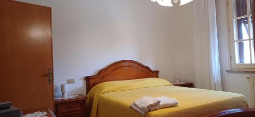 チェチナにあるStellaのベッドルーム1室(黄色い毛布付きのベッド1台付)