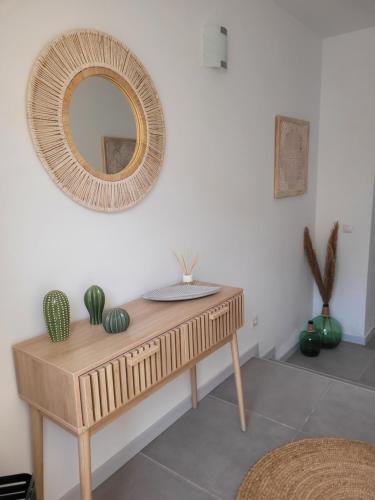 einen Holztisch mit einem Spiegel an der Wand in der Unterkunft La Kasita in Arafo
