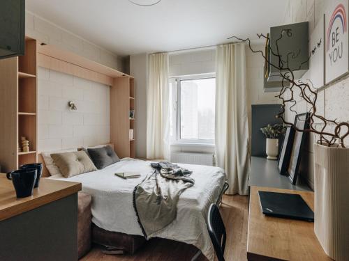1 dormitorio con 1 cama en una habitación con ventana en Eduard House by Larsen, en Tallin