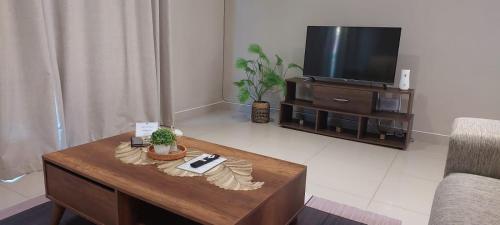 TV a/nebo společenská místnost v ubytování Modern Home Accommodation
