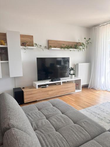 ein Wohnzimmer mit einem großen Flachbild-TV in der Unterkunft The Laendyard in Wien