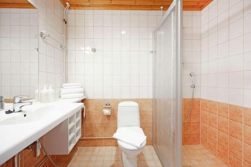 La salle de bains est pourvue de toilettes, d'un lavabo et d'une douche. dans l'établissement Summer Hotel Tott, à Savonlinna