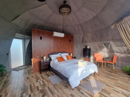 1 dormitorio con 1 cama grande en una tienda de campaña en Volcano Views Glampings & Crystal House en Monterrey