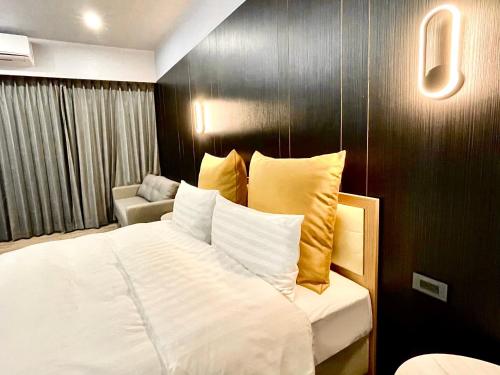 een hotelkamer met een bed en een bank bij Yi MOTEL in Luodong