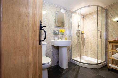une salle de bain avec une douche, des toilettes et un lavabo dans l'établissement Low Nest Farm, à Keswick