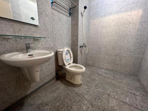 Fu-an-li的住宿－S Hotel，一间带卫生间和水槽的浴室
