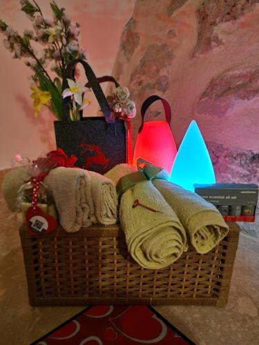 un panier avec des serviettes et une lampe sur une table dans l'établissement Lov'Appart Idylle à 2, piscine privée, sauna inclus, à Varages