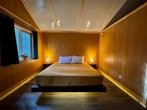托克的住宿－Roberts Lodge，一间卧室,两边都配有一张床和两盏灯