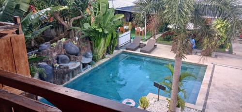 an overhead view of a swimming pool in a garden at Dewi Sri Guesthouse in Mataram