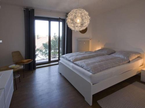 ein Schlafzimmer mit einem großen Bett und einem Kronleuchter in der Unterkunft Haus Mali Comfortable holiday residence in Chieming